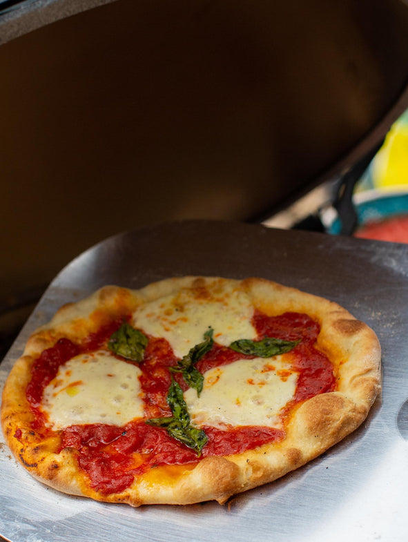 Baking a pizza on a Big Green Egg